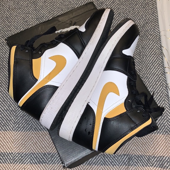 SOLD Air Jordan 1 Mid - Picture 11 of 12